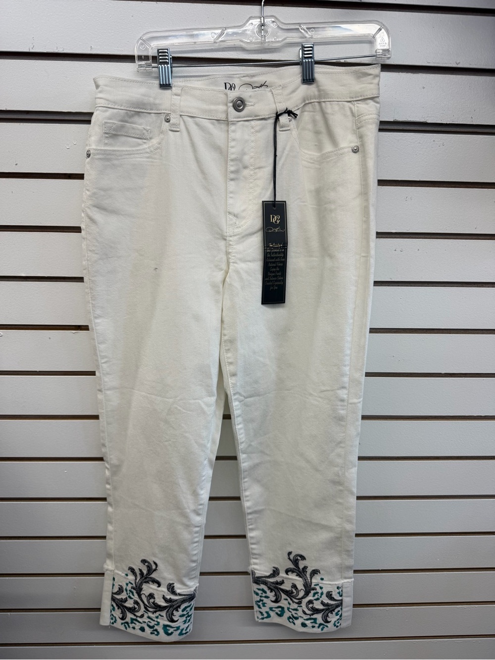 D2 Diane Gilman White Embroidered Capri Jeans Women’s Size 10 Stretch